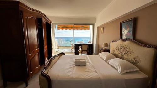 une chambre avec un lit avec vue sur l'océan dans l'établissement A069-Apt in residence with pool and sea view - Cannes, à Cannes