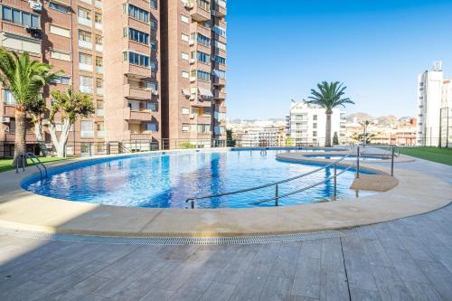 uma grande piscina numa cidade com edifícios altos em Benipark Apartments Poniente Beach em Benidorm