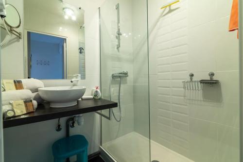 une salle de bain avec un lavabo et une douche en verre dans l'établissement A042-Beautiful functional bright apt- Vallauris, à Vallauris
