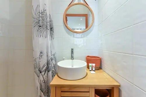une salle de bain avec un lavabo et un miroir dans l'établissement B062-Studio palais des festivals, à Cannes