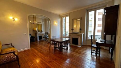un salon avec une table et une cheminée dans l'établissement B011-Appartement familial - Proche de la plage, à Cannes