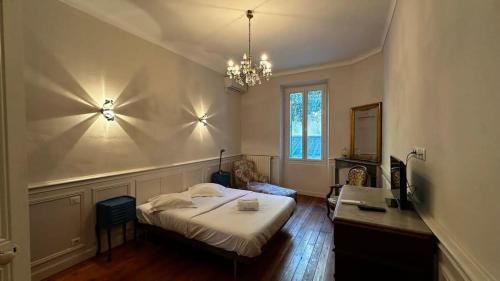 une chambre avec un lit et un bureau dans l'établissement B011-Appartement familial - Proche de la plage, à Cannes