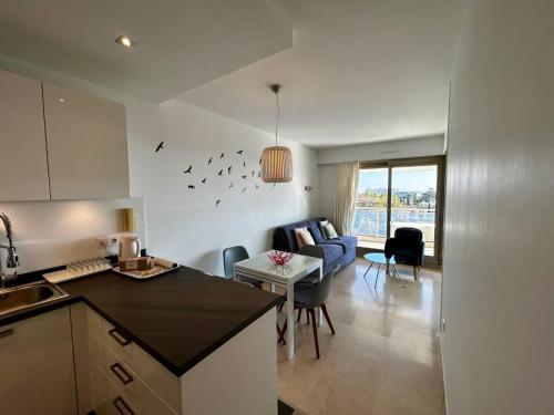 A018-Large studio with sea view swimming pool garage