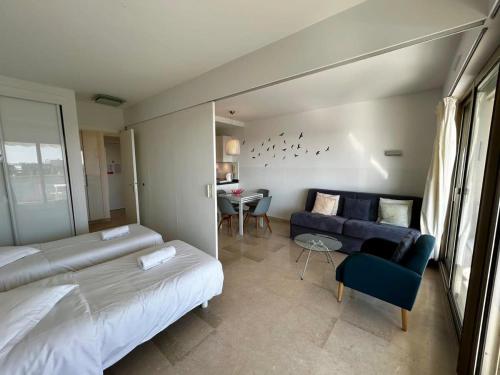 A018-Large studio with sea view swimming pool garage