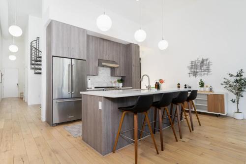 A cozinha ou kitchenette de Bright and Trendy 2-story Bankers Hill Condo