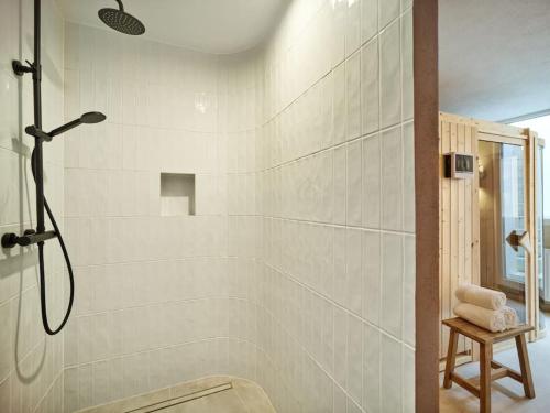 een douchecabine in een badkamer met een douche bij Apartment Mosel-Sauna-Terrasse in Ürzig