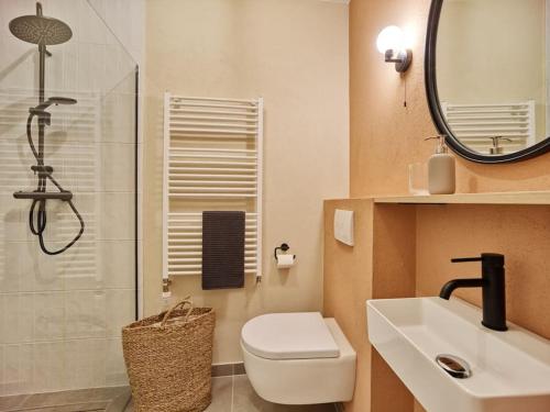 een badkamer met een douche, een toilet en een wastafel bij Apartment Mosel-Sauna-Terrasse in Ürzig