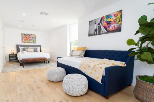 Bright and Trendy 2-story Bankers Hill Condo tesisinde bir odada yatak veya yataklar