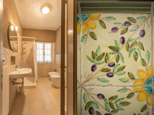 łazienka z drzwiami prysznicowymi i tapetą w kwiaty w obiekcie Villaflair - Villa Morcone with private beach w mieście Casa Morcone