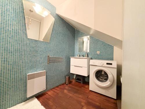 La salle de bains est pourvue d'un lave-linge et d'un lavabo. dans l'établissement Appartement T2 en centre-ville, à Martigues