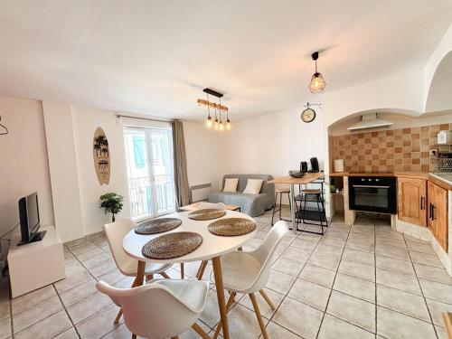 Il comprend une cuisine et un salon avec une table et des chaises. dans l'établissement Appartement T2 en centre-ville, à Martigues