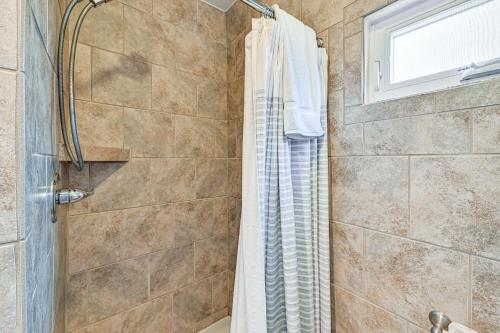 y baño con ducha y cortina de ducha. en Pet-Friendly Honeoye Cottage Rental Walk to Lake!, en Honeoye