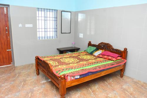 Muthukumaran Palace tesisinde bir odada yatak veya yataklar