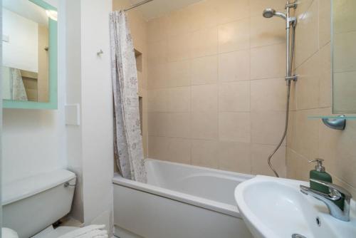 y baño con lavabo y bañera. en City of London - Lovely Two Bedroom Apartment, en Londres