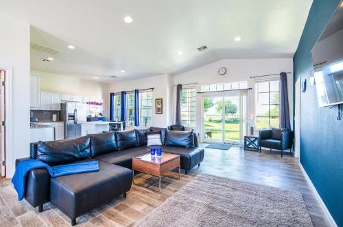 Χώρος καθιστικού στο 2B- Coolidge Arizona modern masterpiece 2 bd #2B
