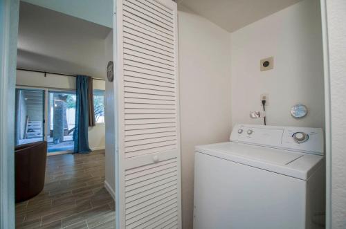 een witte wasruimte met een wasmachine en droger bij 34A Casa Grande Modern 1bd condo w HEATED POOL in Casa Grande