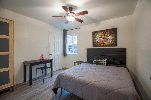 - une chambre avec un lit et un ventilateur de plafond dans l'établissement 34A Casa Grande Modern 1bd condo w HEATED POOL, à Casa Grande