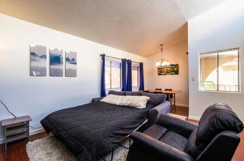 ein Schlafzimmer mit einem Bett, einem Sofa und einem Tisch in der Unterkunft 81 3bd 2ba condo Casa Grande heated pool dog park NO PETS in Casa Grande