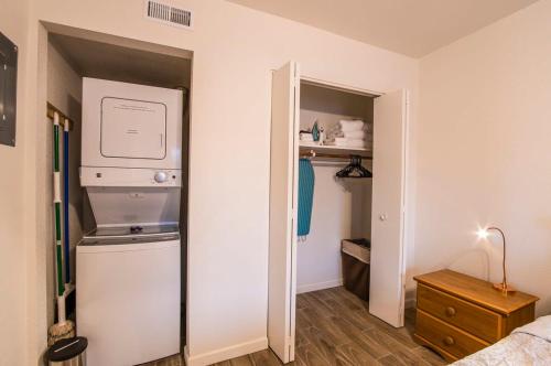 um armário com uma máquina de lavar e secar roupa num quarto em 41B - Casa Grande modern 1bd condo heated pool em Casa Grande