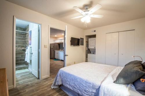 Schlafzimmer mit einem Bett und einem Deckenventilator in der Unterkunft 41B - Casa Grande modern 1bd condo heated pool in Casa Grande