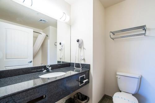 Bilik mandi di Vistas 107- Modern studio sleeps 3 with style