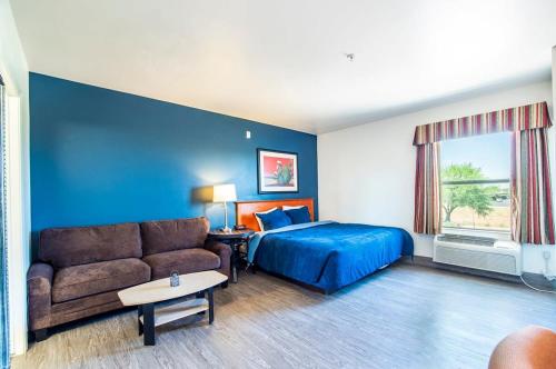 une chambre d'hôtel avec un lit et un canapé dans l'établissement Vistas 107- Modern studio sleeps 3 with style, à Sierra Vista