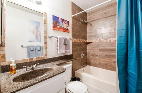 uma casa de banho com um lavatório, um WC e uma banheira em 88 Casa Grande 3bd 2b modern comfort heated pool em Casa Grande