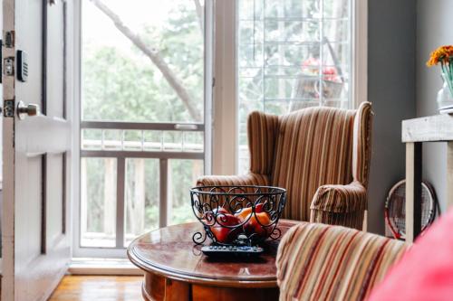 Un lugar para sentarse en UT Moody Twin Treehouse Stay