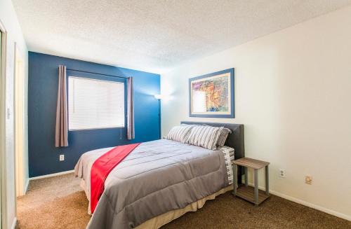 Un dormitorio con una cama con paredes azules y una ventana en 79 Casa Grande 2bd 2ba modern getaway heated pool en Casa Grande