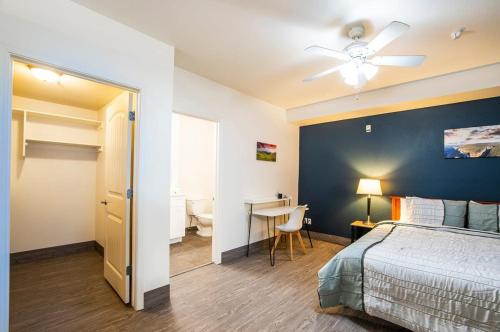 um quarto com uma cama e uma parede azul em Vistas 202- Modern Sierra Vista 1bd great location em Sierra Vista