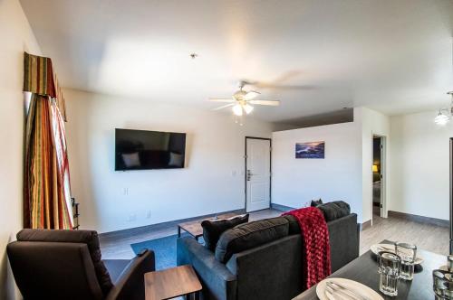 a living room with two couches and a ceiling fan at Vistas 202- Modern Sierra Vista 1bd great location in Sierra Vista