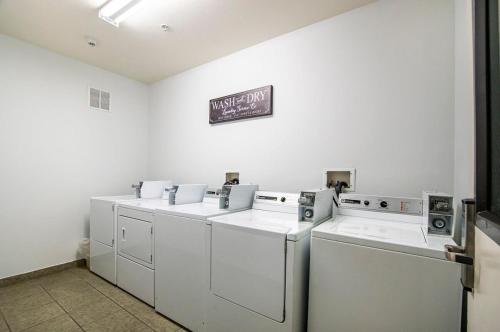 a laundry room with washing machines and a sign on the wall at Vistas 202- Modern Sierra Vista 1bd great location in Sierra Vista