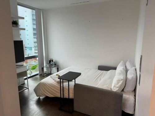 מיטה או מיטות בחדר ב-Modern apartment w/ canal view