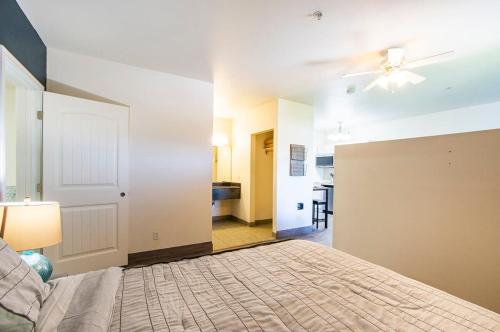 a bedroom with a bed and a ceiling fan at Vistas 316- Renovated Sierra Vista in style sleeps 5 in Sierra Vista