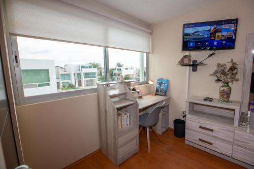 a home office with a desk and a window at Loft con sala, desayunador y baño in Lomas de Angelopolis