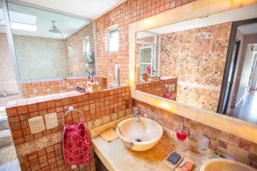 Баня в Habitación doble matrimonial e individual con baño compartido