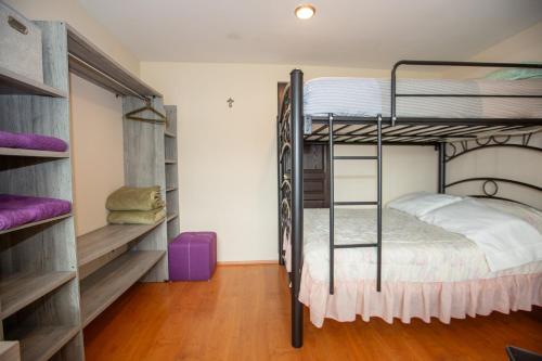 1 dormitorio con literas y estanterías de madera en Habitación doble matrimonial e individual con baño compartido, en Lomas de Angelopolis