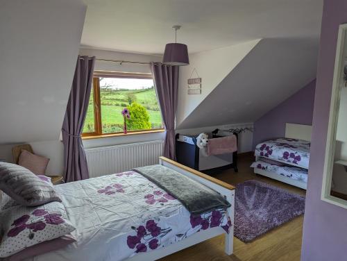 1 dormitorio con cama y ventana en Glynvohr House, en Carryduff