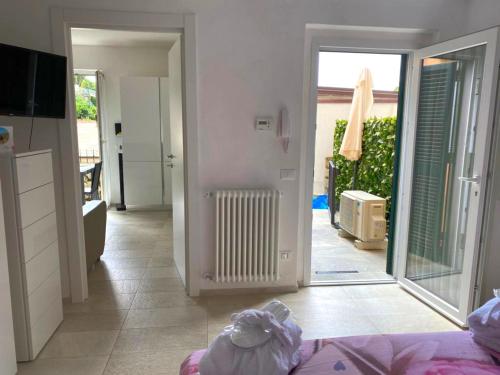 een woonkamer met een deur naar een patio bij Estate Riomaggiore in Riomaggiore