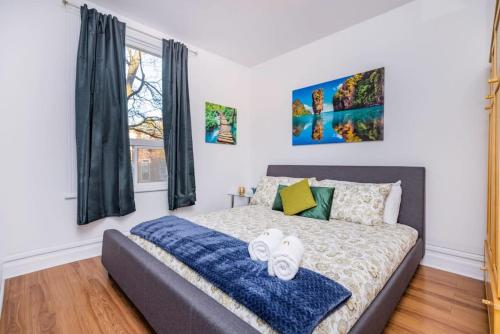 - une chambre avec un lit et 2 serviettes dans l'établissement Pet-friendly Apartment - Steps to University, à Ottawa