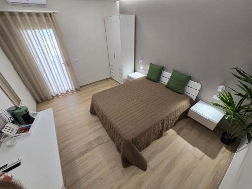 ランペドゥーザにあるIl Dammuso e Le Stelleのベッドルーム1室(緑の枕が付くベッド1台付)