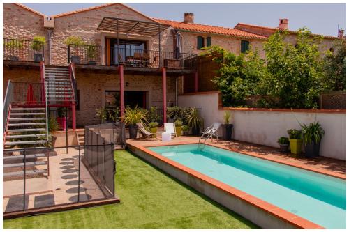 une piscine dans l'arrière-cour d'une maison dans l'établissement LE MAS AU VILLAGE, à Brouilla