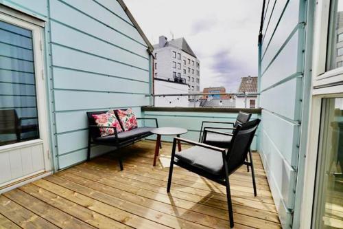 Ban công/sân hiên tại Sentralt i rolig bygård, med heis, egen, veranda & 85" Smart TV