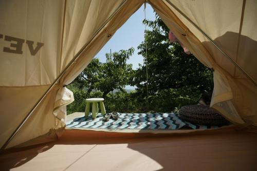 a small tent with a stool inside of it at Rifugio tra gli alberi in Atri