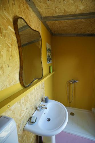 a bathroom with a sink and a mirror and a tub at Rifugio tra gli alberi in Atri