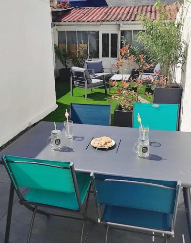 d'une table avec une assiette de nourriture au-dessus dans l'établissement Maison Amiénoise avec terrasse et jardinet, à Amiens