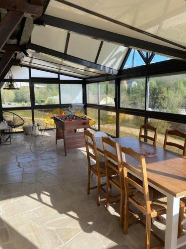 une salle à manger avec une table et des chaises dans une pièce dans l'établissement La Teyssière, à Bar-sur-Seine