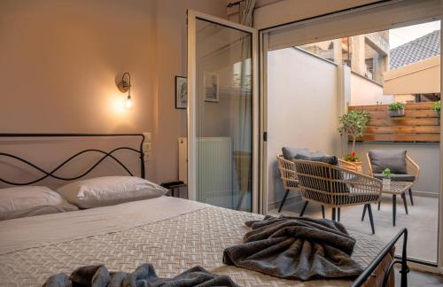 Un dormitorio con una cama y un balcón. en City Lights Preveza, en Preveza