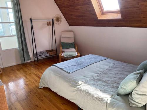 Una cama o camas en una habitación de La Teyssière