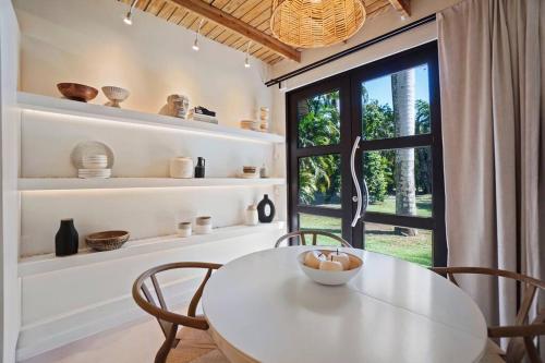 Posezení v ubytování VILLA COSTERA - Pool Beach Full AC Restaurants Route Garden Generator